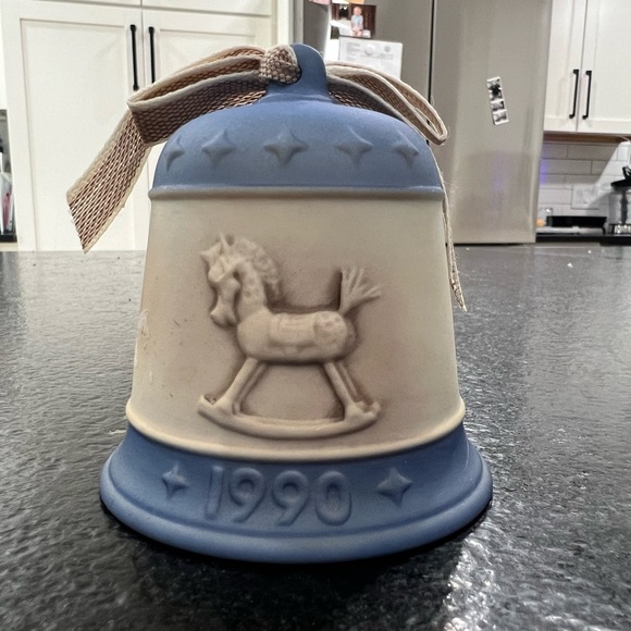 Goebel Vintage Hummel "Letter to Santa Claus" 1990 Bell missing clapper - Picture 3 of 4